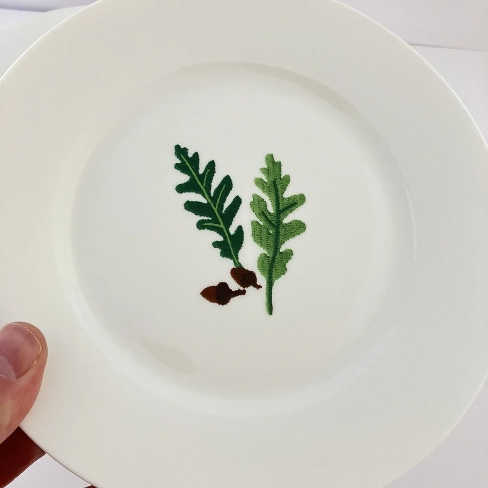 Acorn Berry Plates Set of Four from Crate & Barrel Fine Bone China RARE xmas S/4
